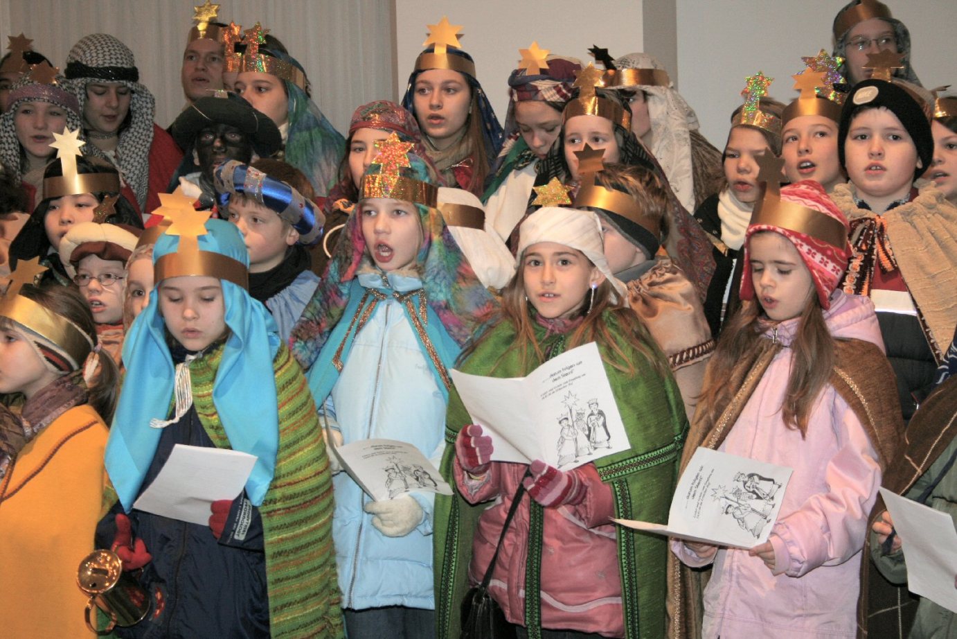 Mainz, 14.1.2006: 40 Sternsinger aus der Gemeinde St. Alban in Bodenheim überbrachten Segenswünsche zum Neuen Jahr. (c) am (MBN)