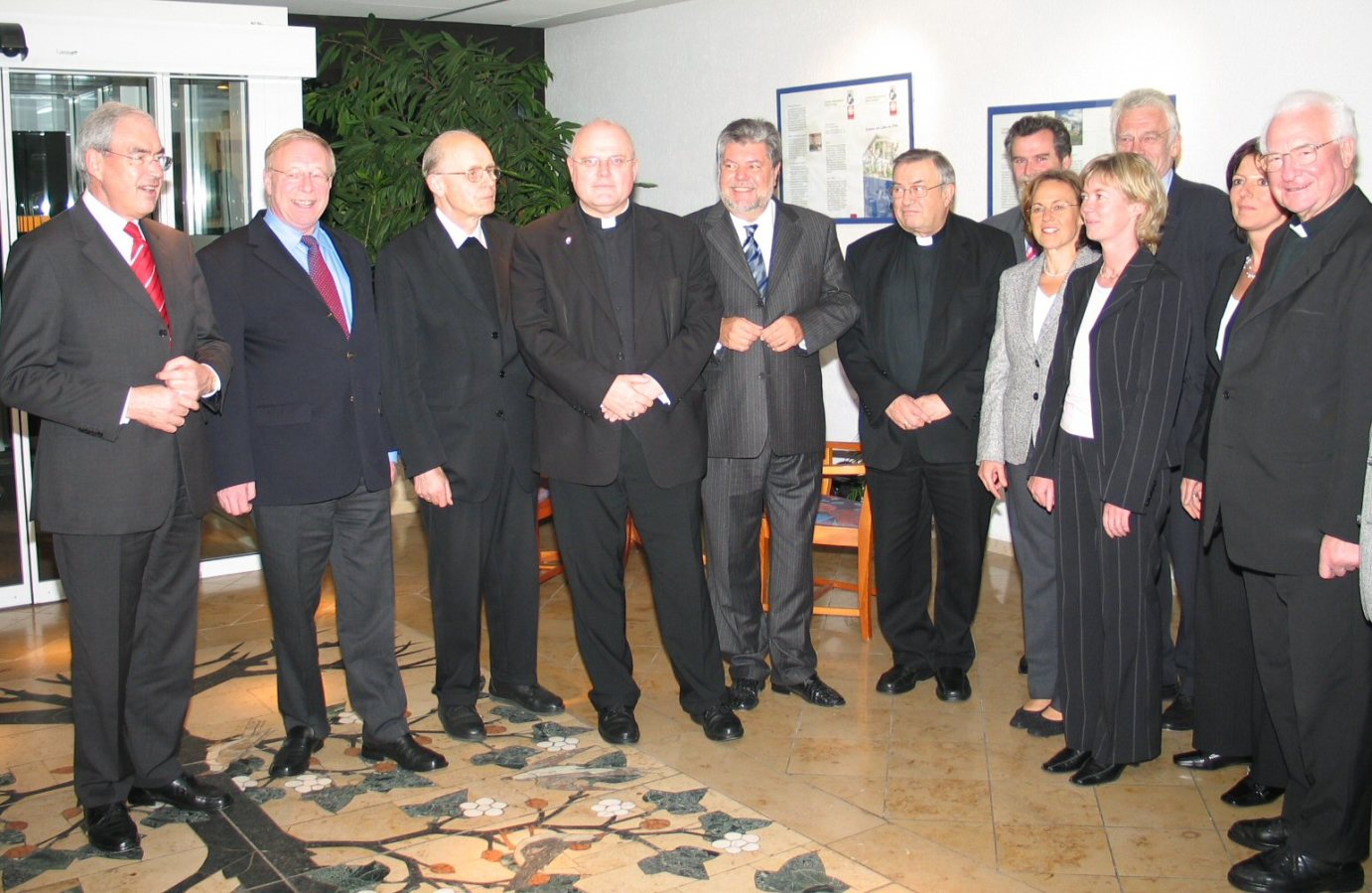 Mainz, 2. November 2004: Gruppenfoto vor den Beratungen des rheinland-pfälzischen Ministerrates mit den Bischöfen im Altenzentrum Maria Königin in Mainz-Drais: (v.l.n.r.) Gernot Mittler, Hans-Artur Bauckhage, Bischof Franz Kamphaus, Bischof Reinhard Marx, Ministerpräsident Kurt Beck, Kardinal Karl Lehmann, Herbert Mertin, Margit Conrad, Doris Ahnen, Jürgen Zöllner, Malu Dreyer und Bischof Anton Schlembach. (c) tob (MBN)