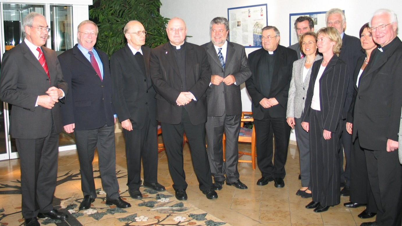 Mainz, 2. November 2004: Gruppenfoto vor den Beratungen des rheinland-pfälzischen Ministerrates mit den Bischöfen im Altenzentrum Maria Königin in Mainz-Drais: (v.l.n.r.) Gernot Mittler, Hans-Artur Bauckhage, Bischof Franz Kamphaus, Bischof Reinhard Marx, Ministerpräsident Kurt Beck, Kardinal Karl Lehmann, Herbert Mertin, Margit Conrad, Doris Ahnen, Jürgen Zöllner, Malu Dreyer und Bischof Anton Schlembach.