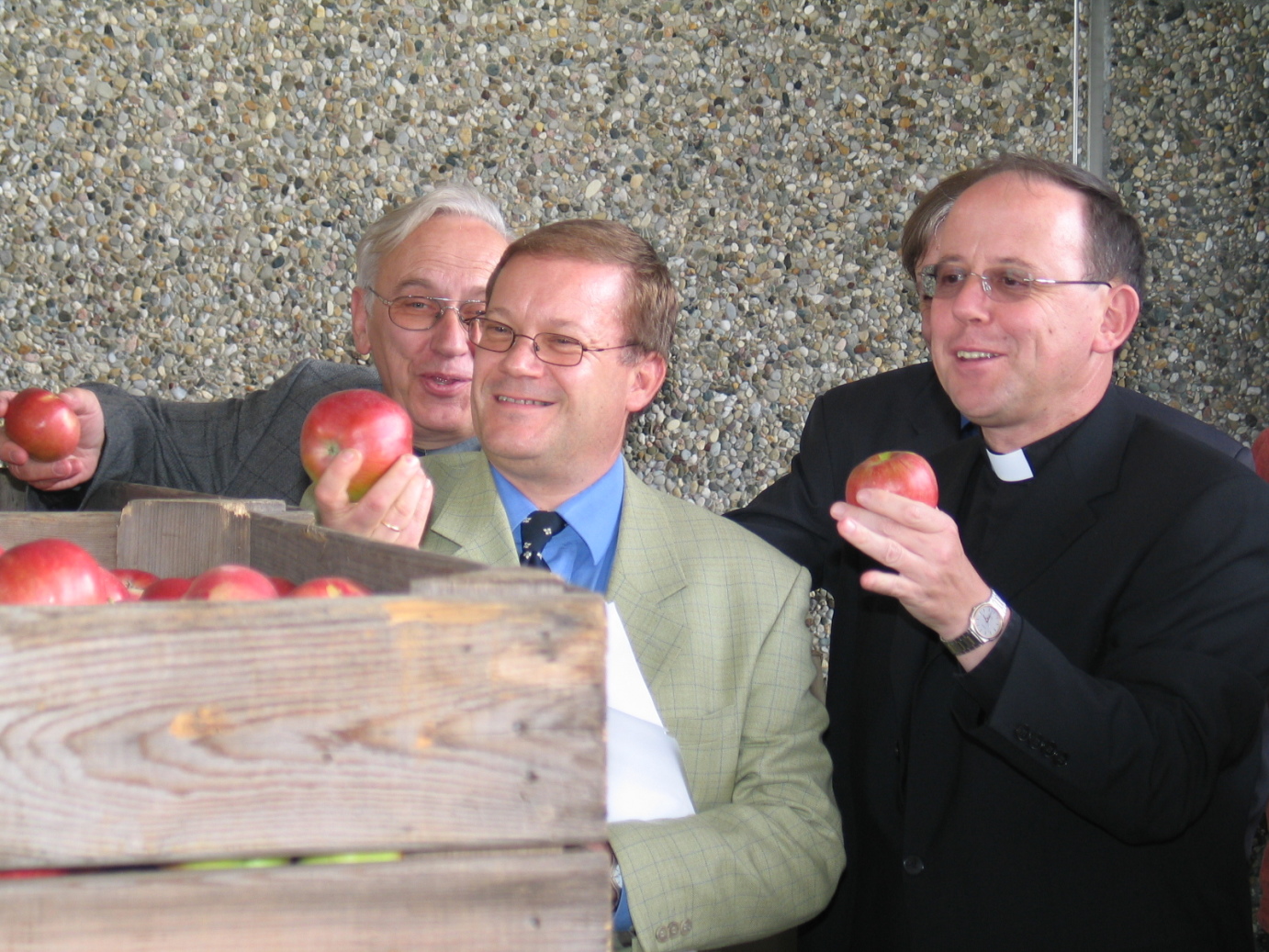 Ingelheim, 4. Oktober 2004: Die Äpfel der VOG wurden auch probiert. (V.l.n.r.). Diakon Karl Noje-Knollmann, Martin Ley und Weihbischof Neymeyr. (c) tob (MBN)