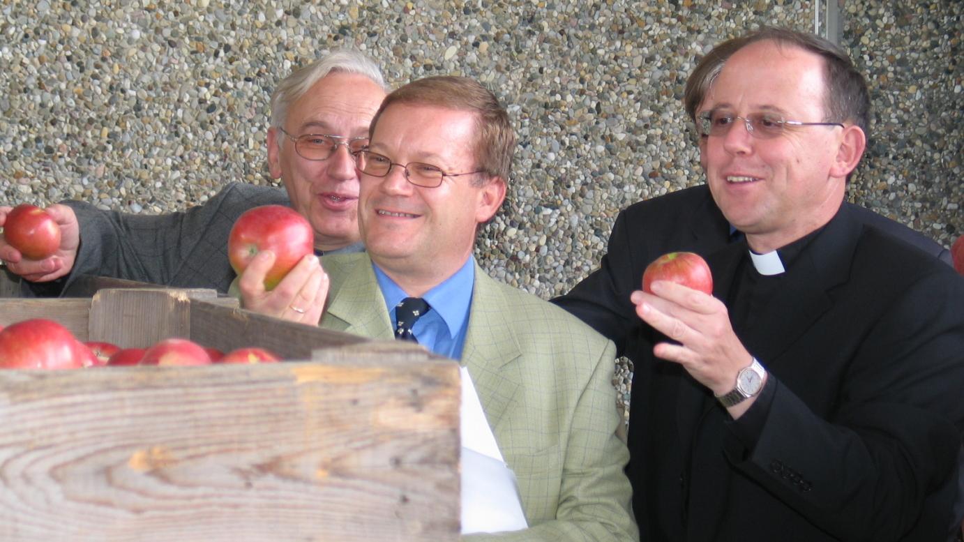 Ingelheim, 4. Oktober 2004: Die Äpfel der VOG wurden auch probiert. (V.l.n.r.). Diakon Karl Noje-Knollmann, Martin Ley und Weihbischof Neymeyr.
