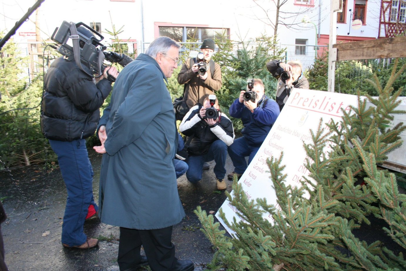 Mainz, 17. Dezember 2005: So sieht es aus, wenn der Mainzer Bischof seinen Weihnachtsbaum kaufen geht. (c) tob (MBN)