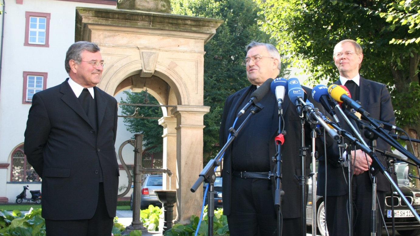 Fulda, 20. September 2005: Kardinal Lehmann nach seiner Wiederwahl zum Vorsitzenden der Deutschen Bischofskonferenz im Innenhof des Priesterseminars; links sein Stellvertreter Bischof Heinrich Mussinghoff und rechts Pater Hans Langendörfer SJ, Sekretär der Bischofskonferenz.
