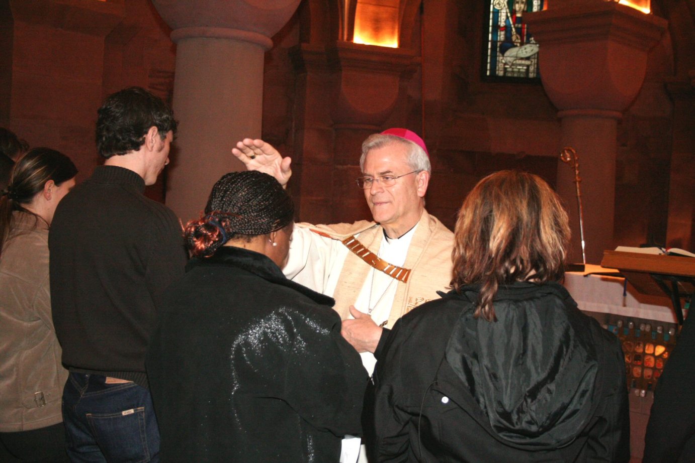Mainz, 4. März 2006: Weihbischof Guballa legte den Katechumenen als Zeichen des Segens und der Zuwendung die Hand auf. (c) tob (MBN)