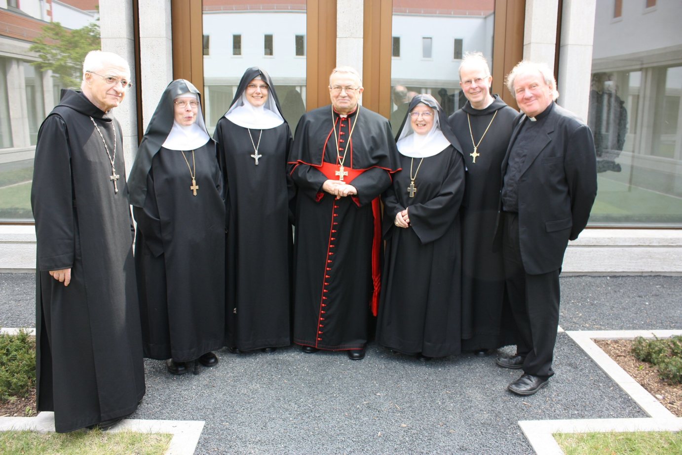 Altenstadt, 1. Mai 2012: 50 Jahre Wiederbesiedlung von Kloster Engelthal (v.l.n.r.): Altabt Anno Schoenen OSB, die frühere Äbstissin von Engelthal, Gabriel Cosack OSB, Äbtissin Sophie Schwede OSB, Kardinal Karl Lehmann, Äbtissin Elisabeth Kralemann, Abt Dr. Albert Schmidt OSB und Generalvikar Dietmar Giebelmann. (c) Bistum Mainz / Blum