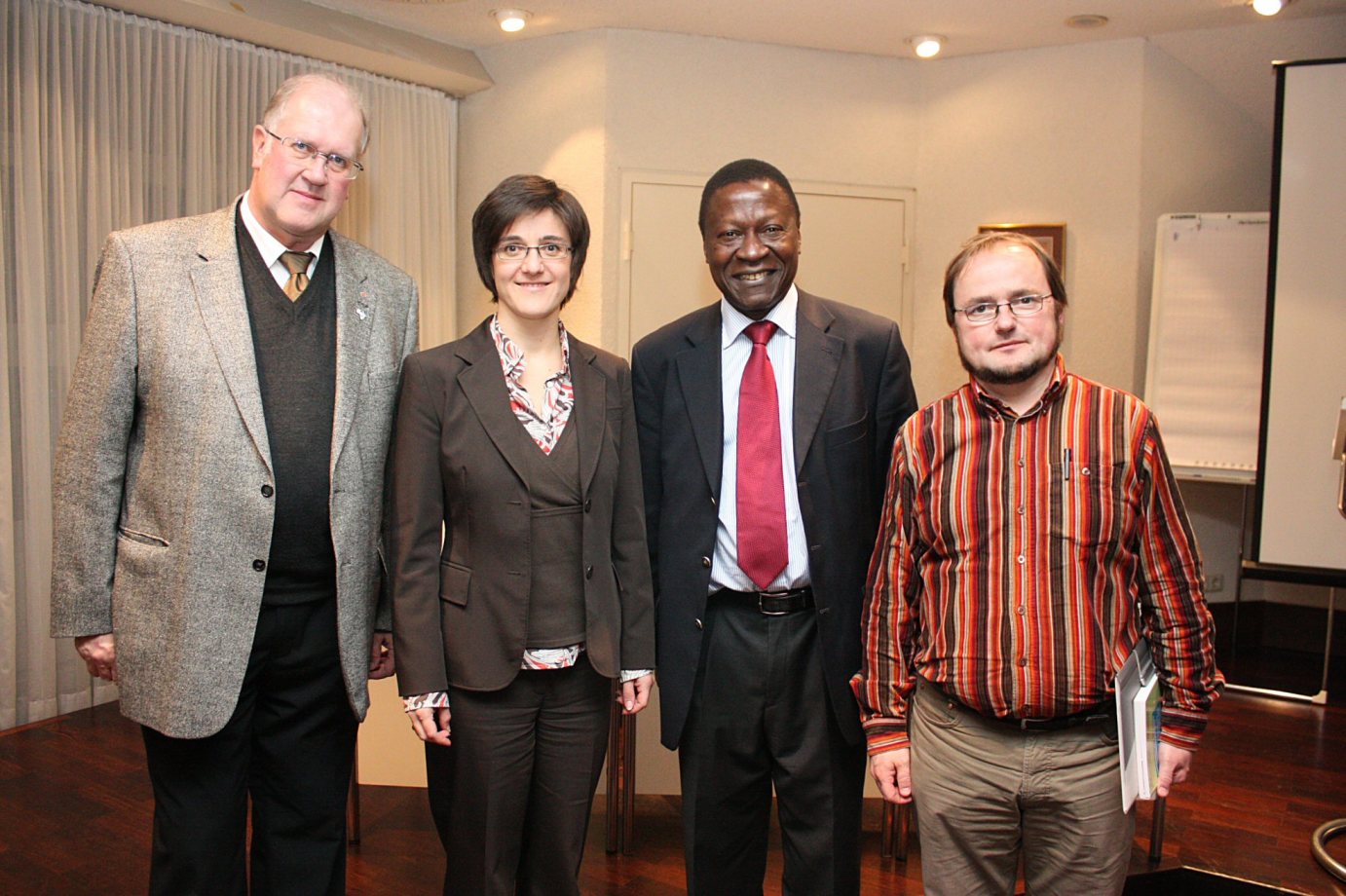 Mainz, 23. Oktober 2009: Afrika-Tagung im Erbacher Hof (v.l.n.r.): Pater Lothar Bily, Bernadette Schwarz-Boenneke, Claude Ozankom und Marco Moerschbacher. (c) Bistum Mainz / Blum