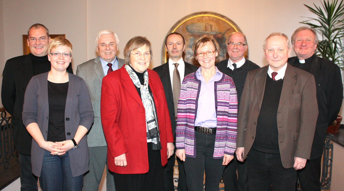 Mainz, 19. Januar 2012: Vertreter der Rotary Clubs unterstützen ein Projekt der Stiftung Weltkirche, ganz links Pfarrer Angelo Stipinovich und die Geschäftsführerin der Stiftungen im Bistum Mainz, Bettina Kolbe, ganz rechts Generalvikar Dietmar Giebelmann. (c) Bistum Mainz / Blum