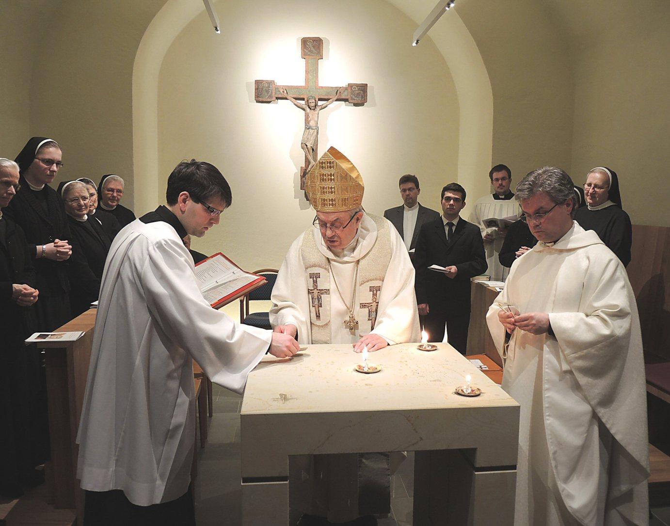 Mainz, 2. Februar 2014: Altarweihe in der St. Franzikus-Kapelle des Priesterseminars (v.l.n.r.): Bischofskaplan Johannes Zepezauer, Kardinal Karl Lehmann und Regens Udo Bentz.