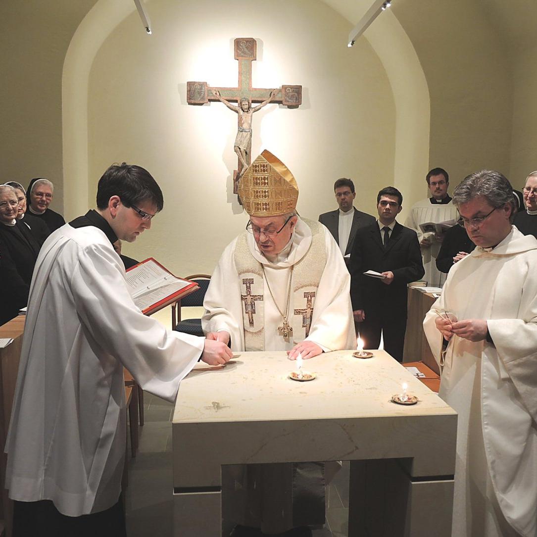 Mainz, 2. Februar 2014: Altarweihe in der St. Franzikus-Kapelle des Priesterseminars (v.l.n.r.): Bischofskaplan Johannes Zepezauer, Kardinal Karl Lehmann und Regens Udo Bentz.
