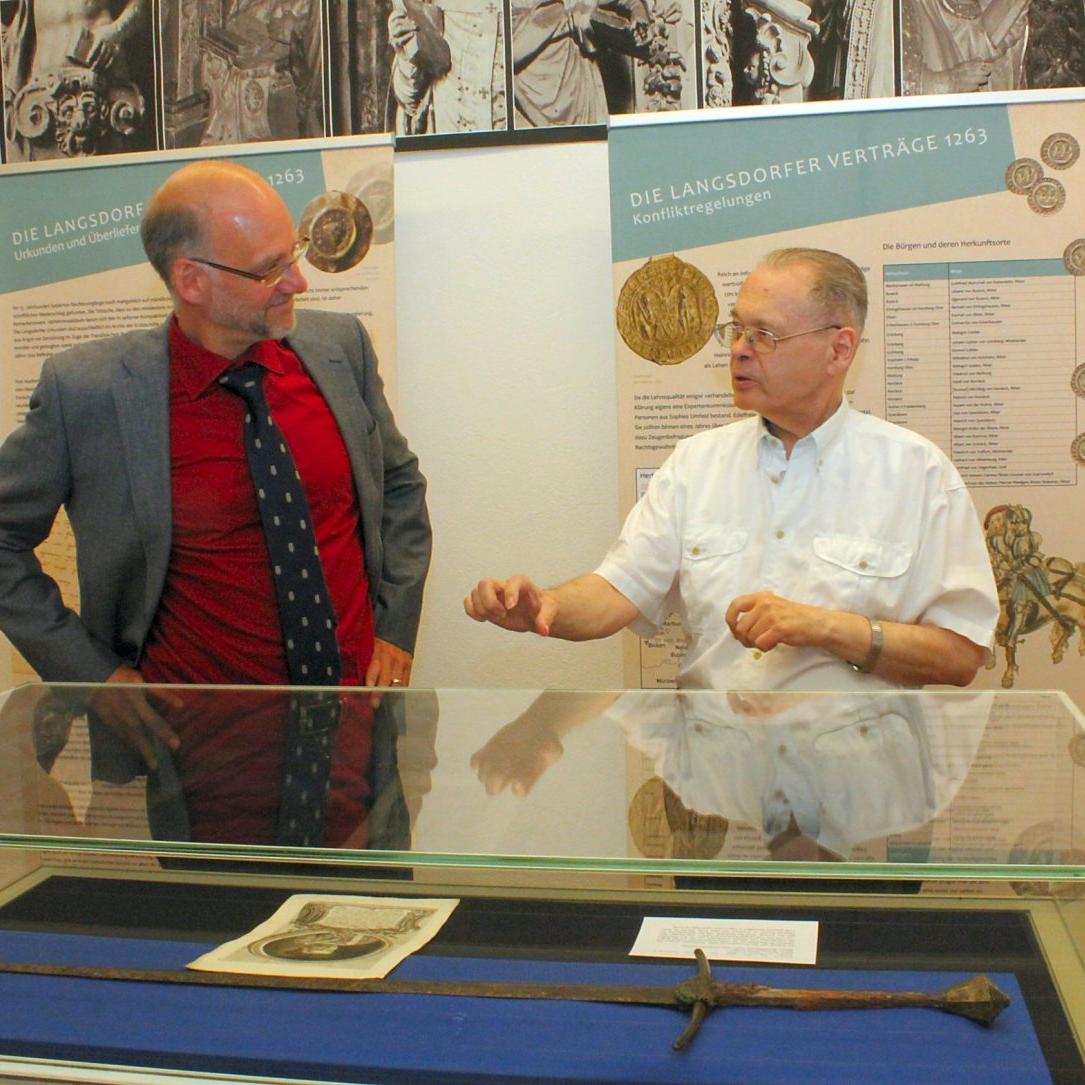 Mainz, 2.7.2014: Dr. Helmut Hinkel (r.) zeigt Prof. Dr. Ulrich Ritzerfeld die Exponate der Ausstellung in der Mainzer Martinus-Bibliothek.