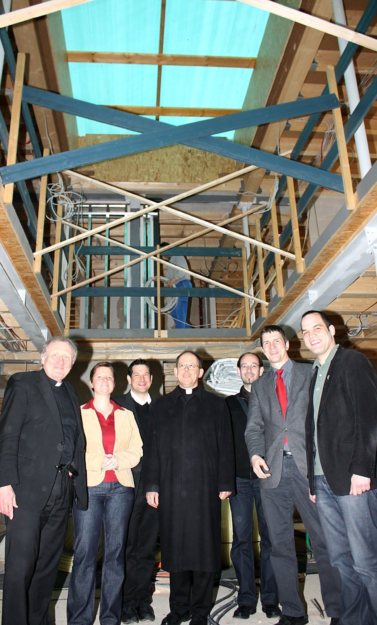 Mainz, 30.3.2010: Generalvikar Dietmar Giebelmann, Bianka Mohr, Markus Konrad, Weihbischof Ulrich Neymeyr, Michael Helwig, Baudirektor Johannes Krämer und Erik Niekisch (v.l.) auf der Baustelle des Bischöflichen Jugendamtes (c) Bistum Mainz / Matschak