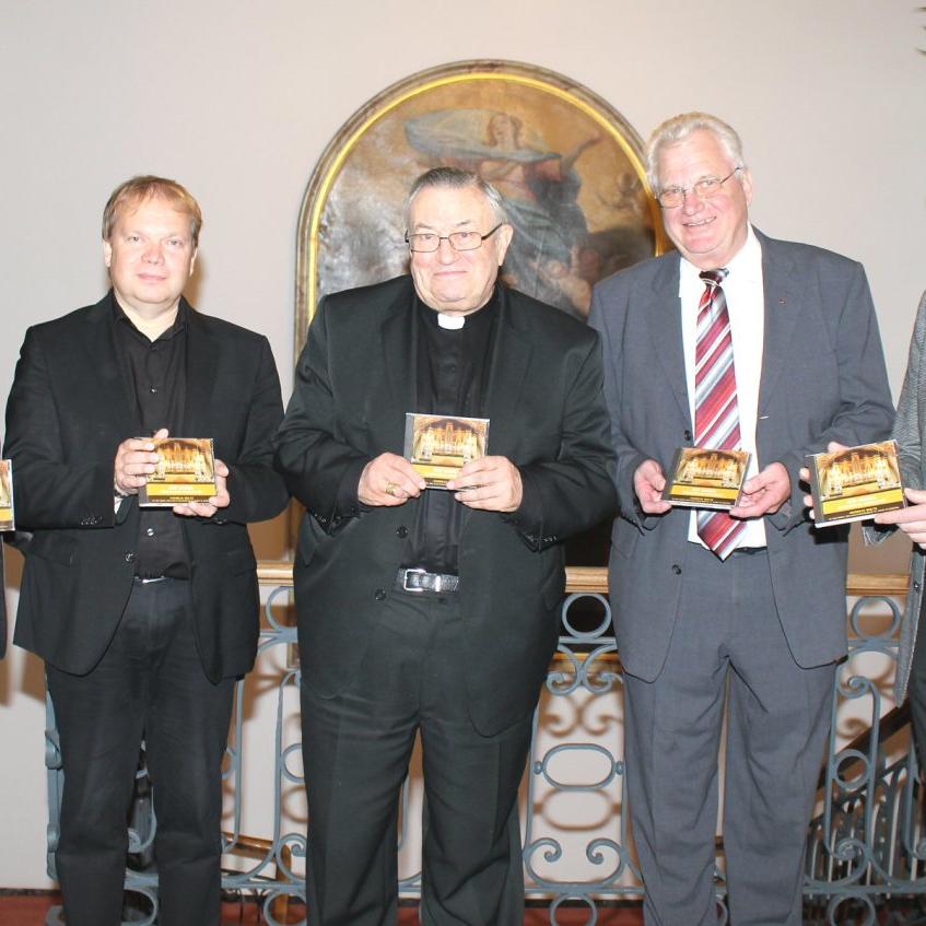 Mainz, 7. Oktober 2014: Benefiz-CD für die Orgel der Dieburger Wallfahrtskirche (v.l.n.r.): Richard Berg, Andreas Boltz, Kardinal Karl Lehmann, Karlheinz Braun und Pfarrer Alexander Vogl.