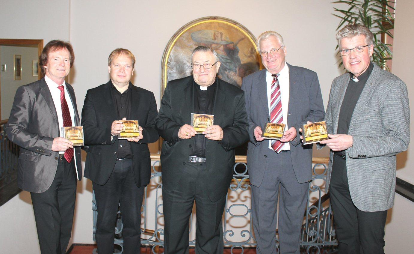 Mainz, 7. Oktober 2014: Benefiz-CD für die Orgel der Dieburger Wallfahrtskirche (v.l.n.r.): Richard Berg, Andreas Boltz, Kardinal Karl Lehmann, Karlheinz Braun und Pfarrer Alexander Vogl.