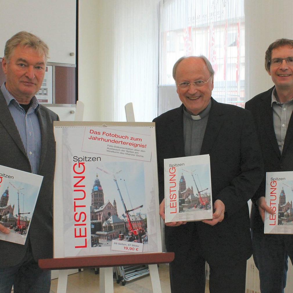Mainz, 22.10.2013: Stellten den neuen Fotoband zum Austausch der Domturmspitze vor: (v.l.) Donald Unter Ecker, Domdekan Heinz Heckwolf und Thomas Gleim.