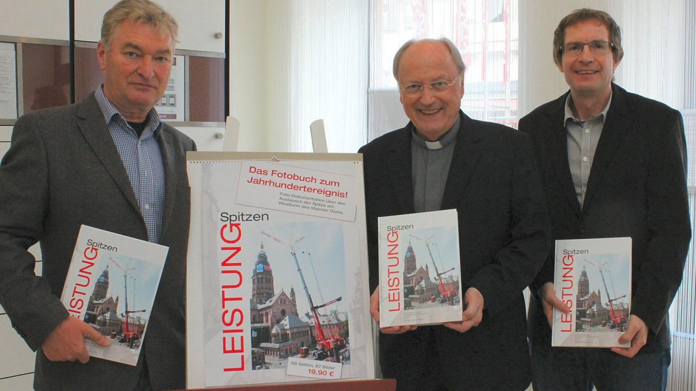 Mainz, 22.10.2013: Stellten den neuen Fotoband zum Austausch der Domturmspitze vor: (v.l.) Donald Unter Ecker, Domdekan Heinz Heckwolf und Thomas Gleim.
