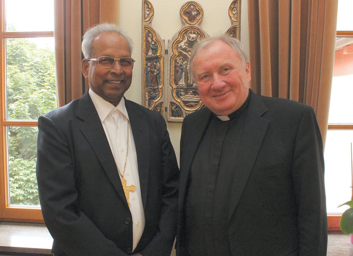 Mainz, 13.8.2013: Bischof Dr. Joseph Kaithathara (l.) zu Gast bei Generalvikar Dietmar Giebelmann. (c) Bistum Mainz / Matschak