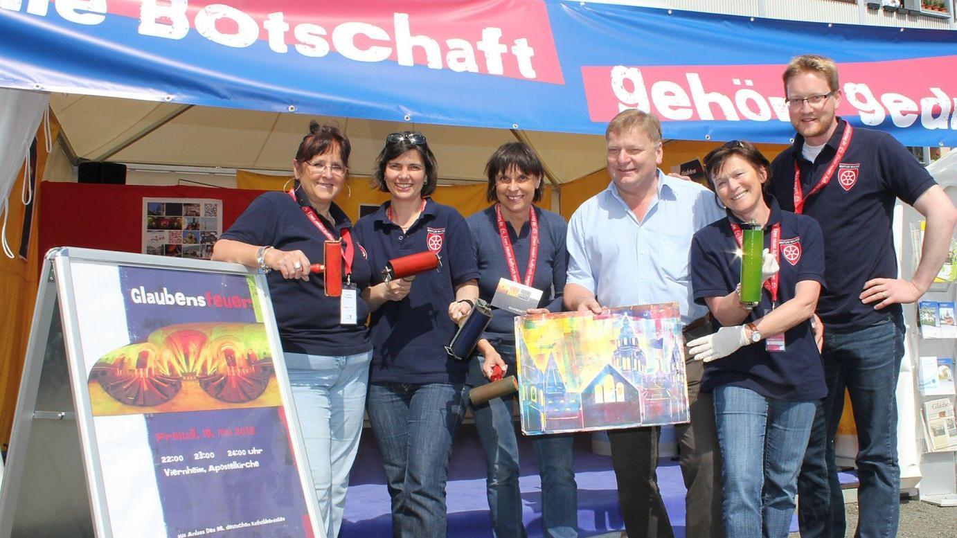 Mannheim, 17.5.2012: Auf viele Besucher am Stand des Bistums Mainz hoffen die haupt- und ehrenamtlichen Helfer auf dem Katholikentag
