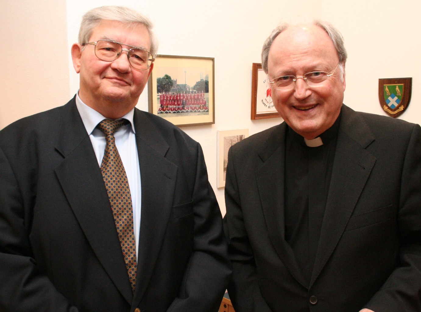 Mainz, 1.3.2010: Seit 25 Jahren ist Mathias Breitschaft (l.) Domkapellmeister in Mainz. Domdekan Heinz Heckwolf überreichte ihm die Urkunde 