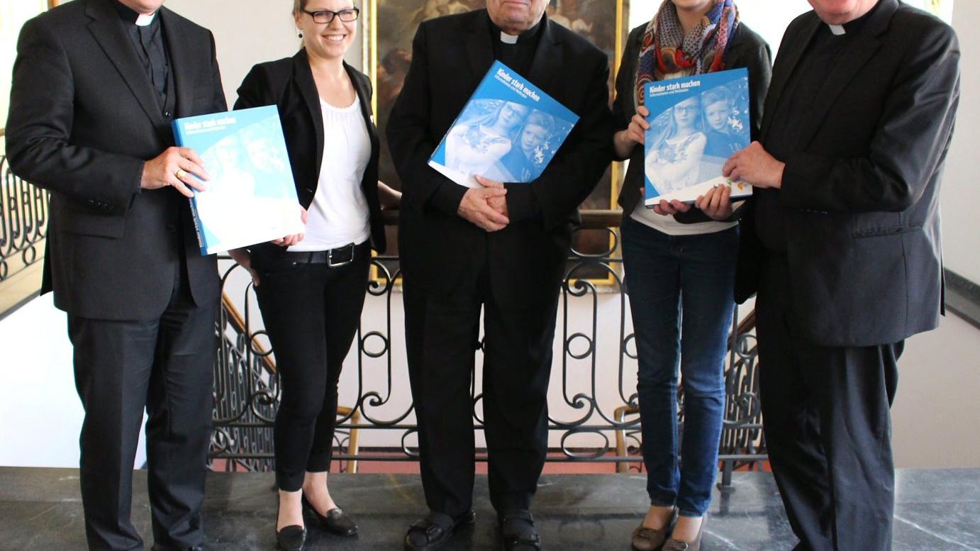 Mainz, 20.5.2014: (v.l.) Weihbischof Ulrich Neymeyr, Constanze Coridaß, Kardinal Karl, Anna Sauer und Generalvikar Dietmar Giebelmann bei der Präsentation des Präventionsordners „Kinder stark machen“.