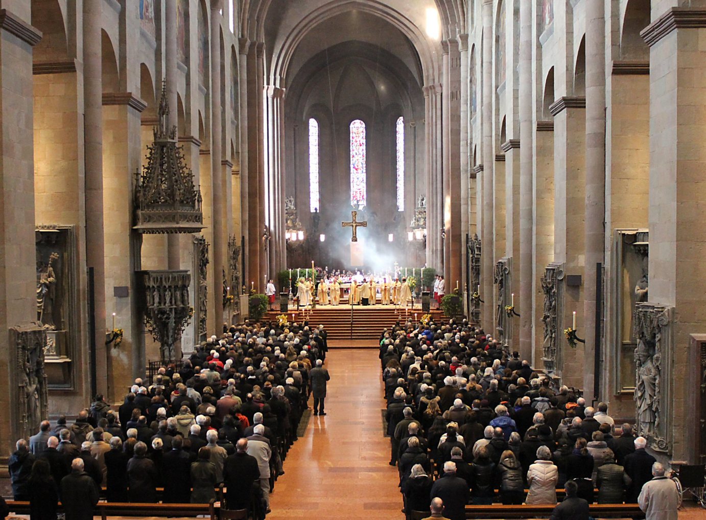 Mainz, 7.4.2013: Anlässlich des Pontifikatsbeginn von Papst Franziskus wurde im vollbesetzten Mainzer Dom ein Pontifikalamt gefeiert. (c) Bistum Mainz / Matschak