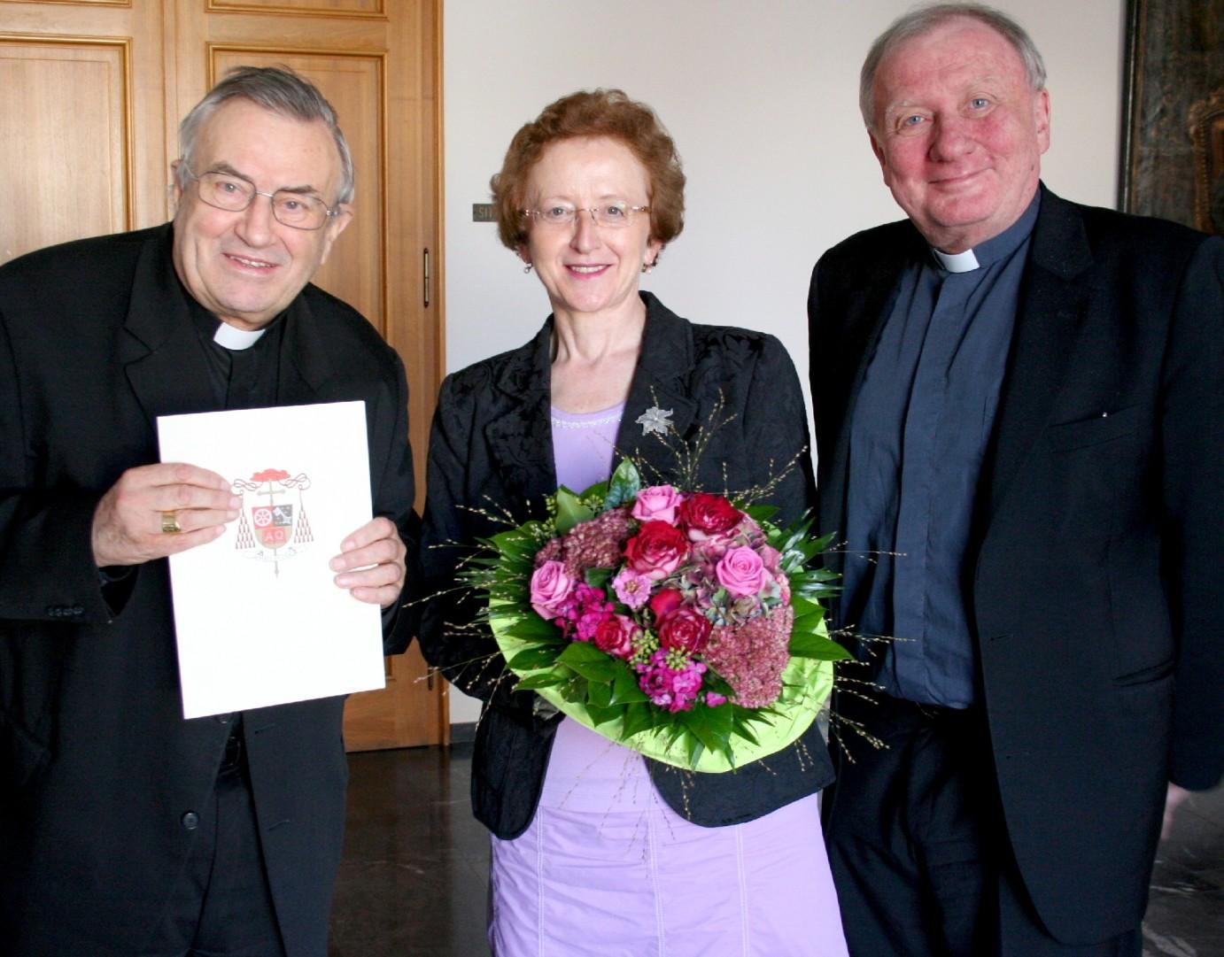 Mainz, 20.9.2011: Zum 25-jährigen Dienstjubiläum Dank von Kardinal Karl Lehmann (l.) und Generalvikar Dietmar Giebelmann (r.) an Dr. Gertrud Pollak. (c) Bistum Mainz / Matschak