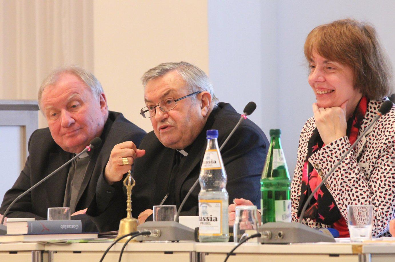 Mainz, 11. Oktober 2014: Kardinal Lehmann regte bei der Diözesanversammlung die Ausarbeitung einer Pastoralen Richtlinie für das Sakrament der Taufe an; links Generalvikar Dietmar Giebelmann, rechts Hildegard Dziuk.