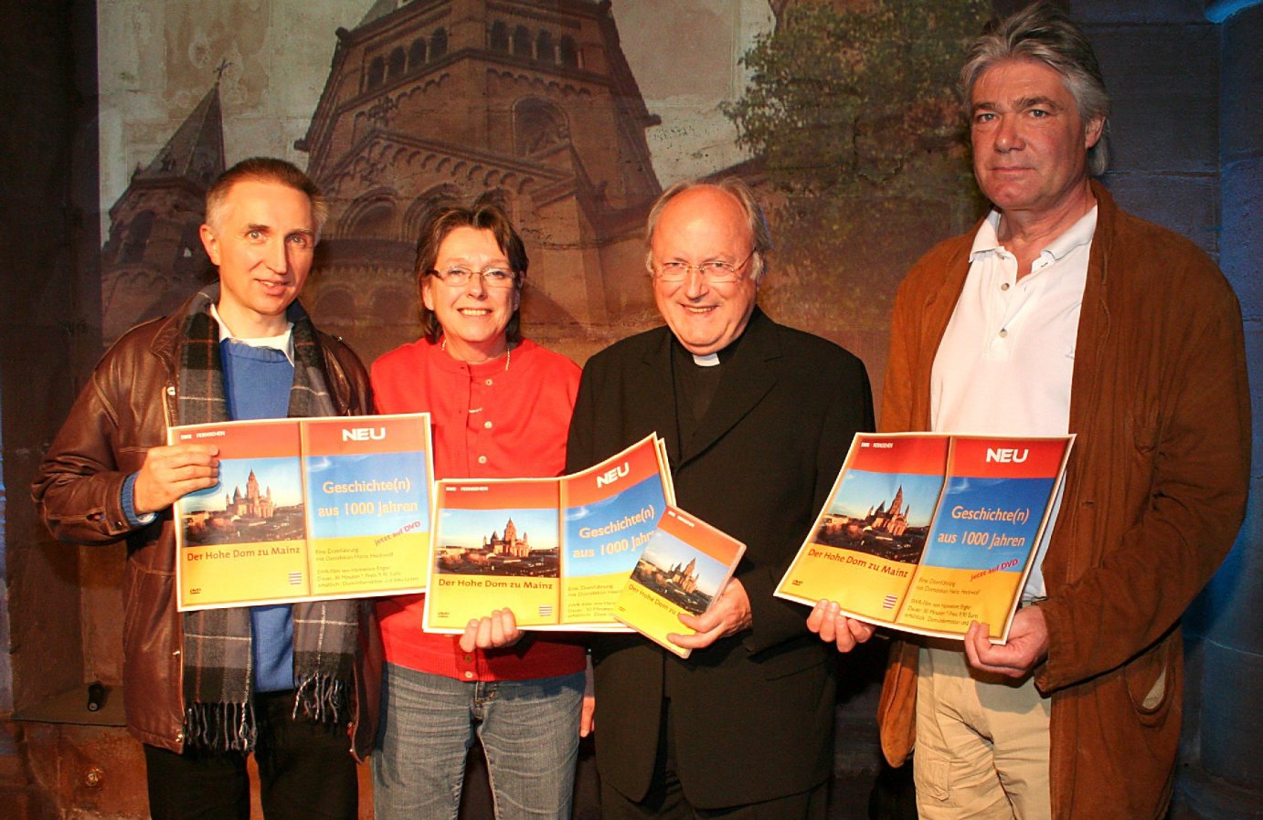 Mainz, 5.11.10: Vorstellung der neuen Dom-DVD mit (v.l.) Boris Retkowsky (Cutter), Autorin Hannelore Engler, Domdekan Heinz Heckwolf und Franz-Josef Stark (Kameramann) (c) Bistum Mainz / Matschak
