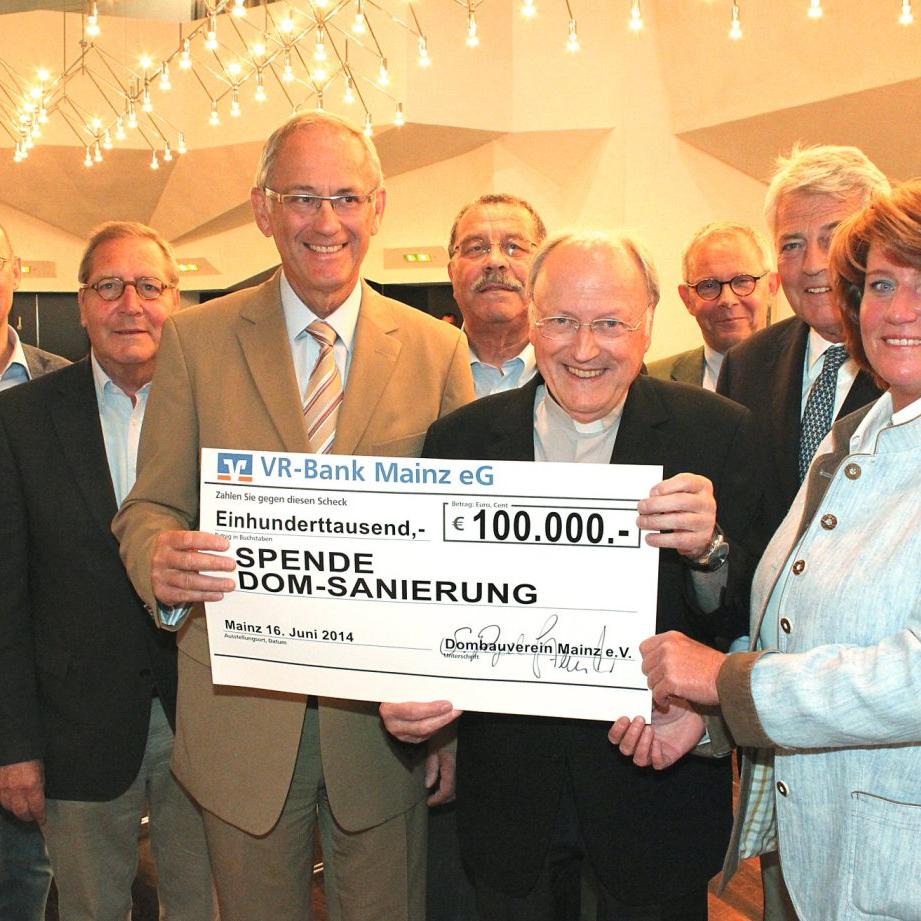 Mainz, 23. Juni 2014: Der Vorstand des Mainzer Dombauvereins wurde im Amt bestätigt und überreichte einen Scheck über 100.000 Euro an Domdekan Heinz Heckwolf (4.v.r.); ganz rechts die Vorsitzende des Dombauvereins Sabine Flegel.