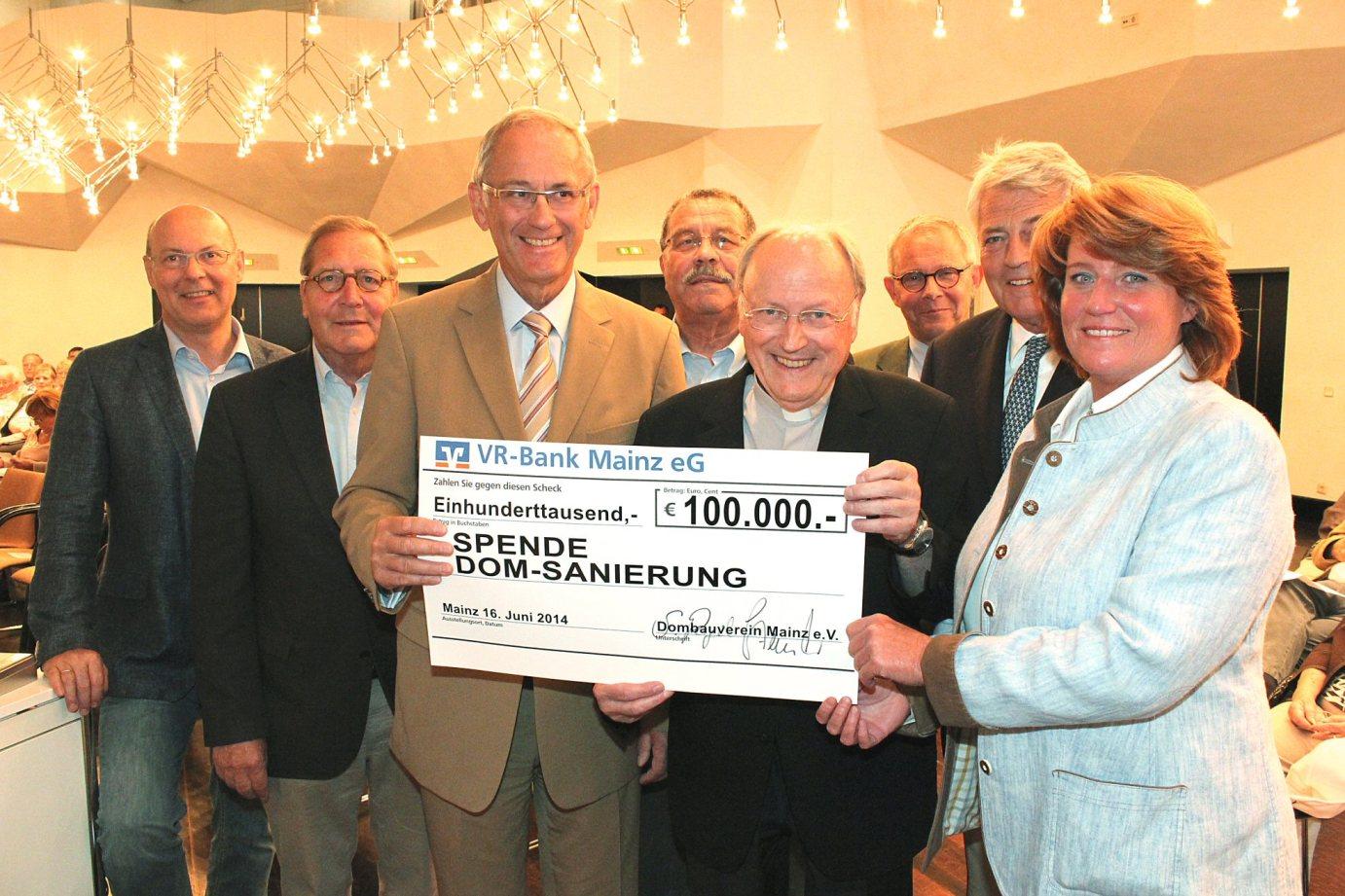 Mainz, 23. Juni 2014: Der Vorstand des Mainzer Dombauvereins wurde im Amt bestätigt und überreichte einen Scheck über 100.000 Euro an Domdekan Heinz Heckwolf (4.v.r.); ganz rechts die Vorsitzende des Dombauvereins Sabine Flegel.