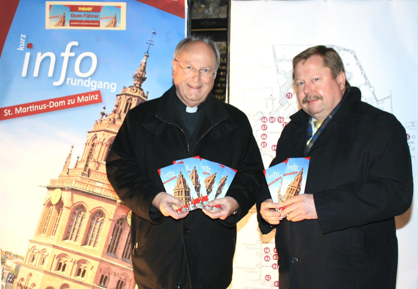 Mainz, 24. November 2010: Domdekan Heinz Heckwolf und Wilfried Mönch von der Pax Bank in Mainz (rechts) stellten die neue Broschüre über Denkmäler und Kunstwerke des Mainzer Doms vor. (c) Bistum Mainz / Blum