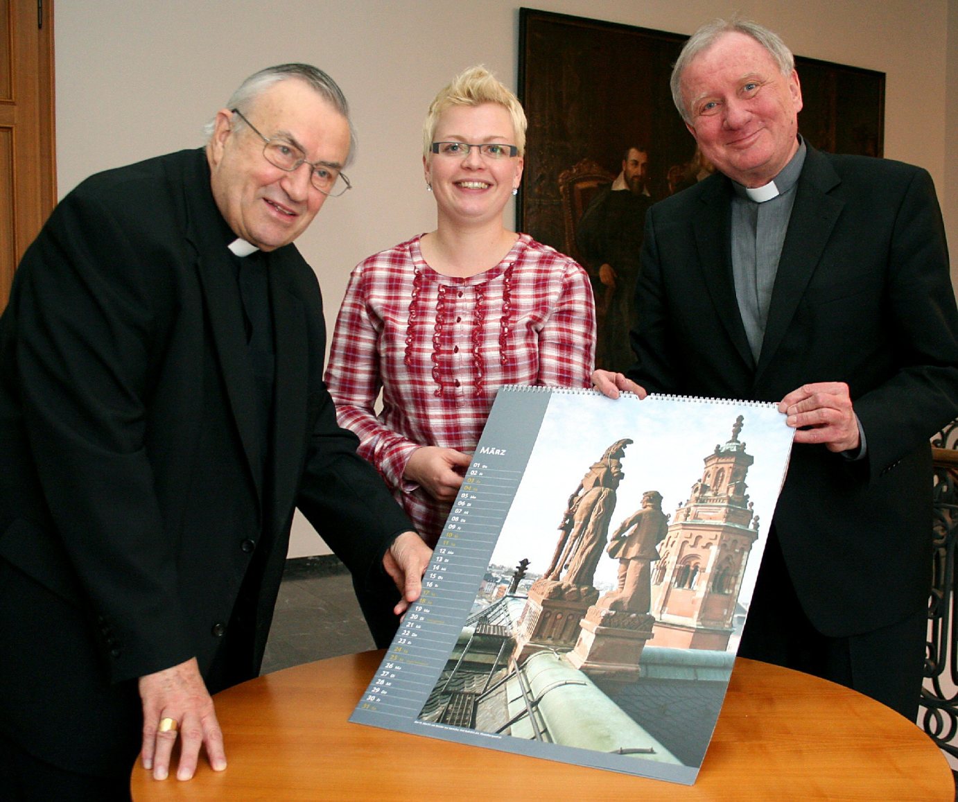 Mainz, 11.10.11: Kardinal Karl Lehmann, Bettina Kolbe und Generalvikar Dietmar Giebelmann (v.l.) stellten den neuen Domkalender der Stiftung Hoher Dom zu Mainz vor. (c) Bistum Mainz / Matschak