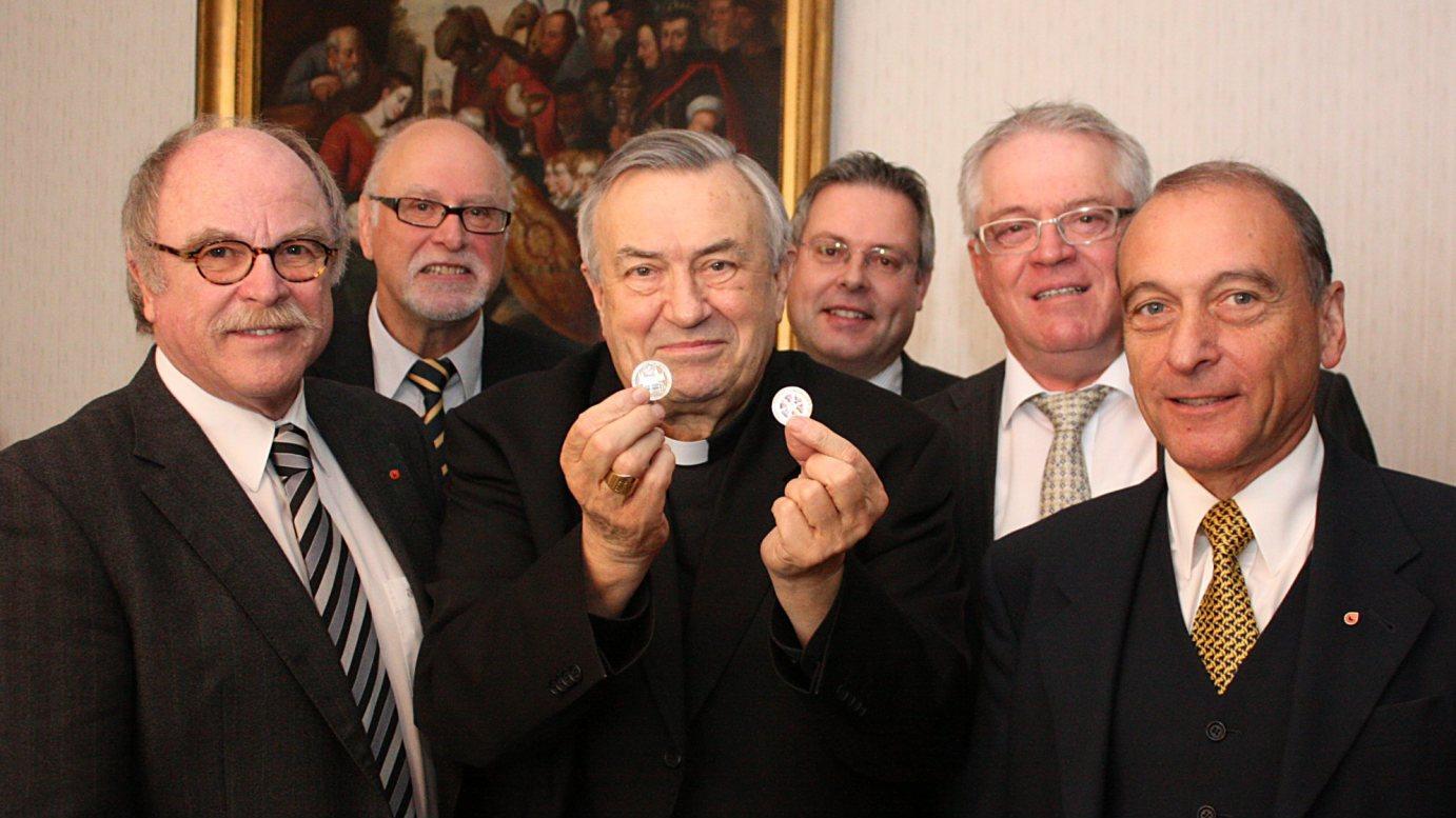 Mainz, 19. Oktober 2009: Es gibt noch rund 100 Exemplare der Silbermedaille vom Domjubiläum aus dem Jahr 1975 (v.l.n.r.): Heinz Bommersheim, Engelbert Sauter, Kardinal Karl Lehmann, Markus Rohrbach, Horst Schneider und Hans-Jürgen Volz.