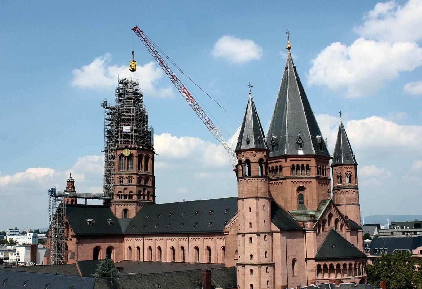 Mainz, 17.7.2013: Bereits am Vortag war die rund 16 Tonnen schwere erste Hälfte der neuen Dormturmspitze auf den Westturm gehoben worden.
