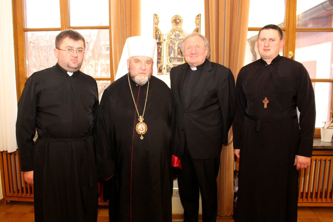 Mainz, 25.2.2014: Erzbischof Wassyl Semenjuk (2.v.l.) berichtete Geberalvikar Dietmar Giebelmann (2.v.r.) über die derzeitige Situation in der Ukraine. (c) Bistum Mainz / Blum