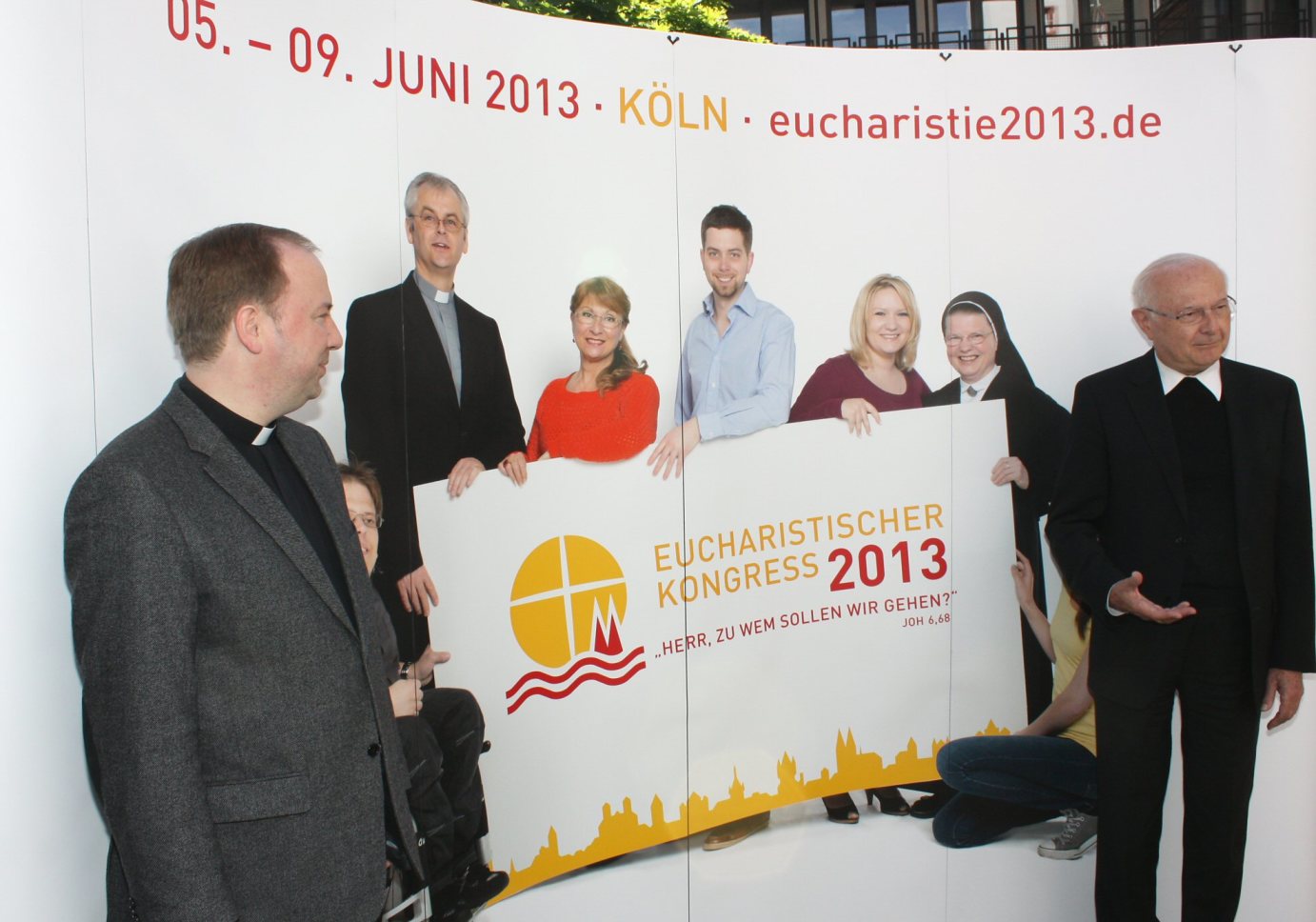 Mainz, 14.5.2012: Erzbischof Robert Zollitsch (r.) und Monsignore Robert Kleine stellten in Mainz das Plakat zum Eucharistischen Kongress vor. (c) Bistum Mainz / Blum