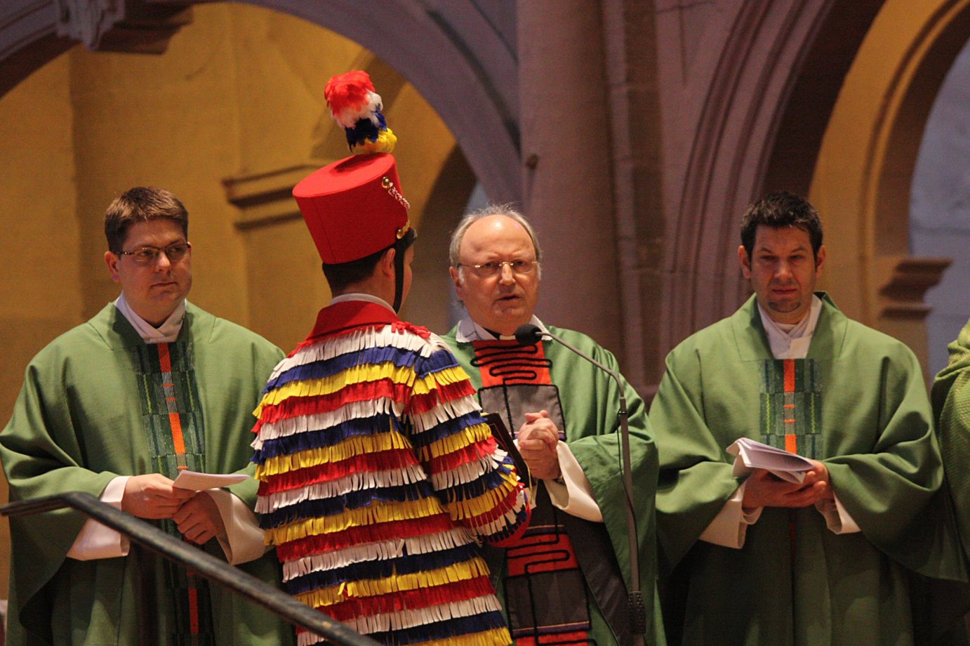 Mainz, 6. März 2011: Domdekan Heinz Heckwolf (mitte) hielt die Predigt beim Fastnachtsgottesdienst; links: Bischofskaplan Dr. Tonke Dennebaum und rechts: Diözesanjugendseelsorger Markus Konrad. (c) Bistum Mainz / Blum