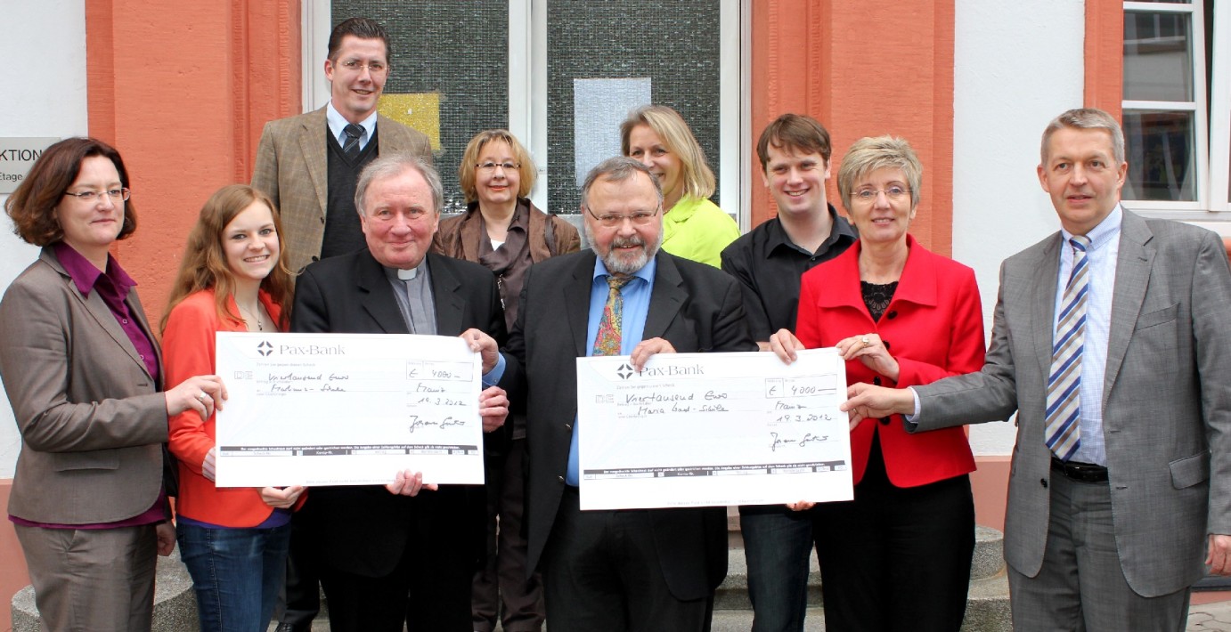 Mainz, 19.3.2012: Scheckübergabe an der Maria Ward-Schule: Je 4.000 Euro erhalten die Martinus-Schule Weißliliengasse und die Maria Ward-Schule aus dem Erlös einer Benefiz-Sitzung der Mainzer Ranzengarde. (c) Bistum Mainz / Matschak