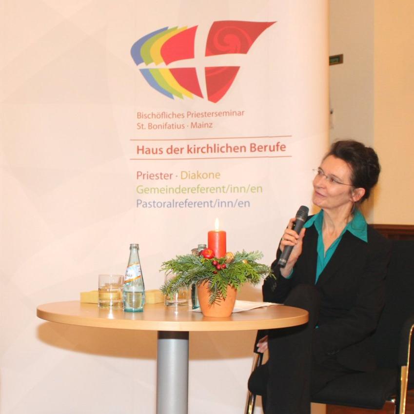 Mainz, 8. Dezember 2014: Pater Bernd Hagenkord (links) im Gespräch mit Karin Röder beim Festtag des Mainzer Priesterseminars.