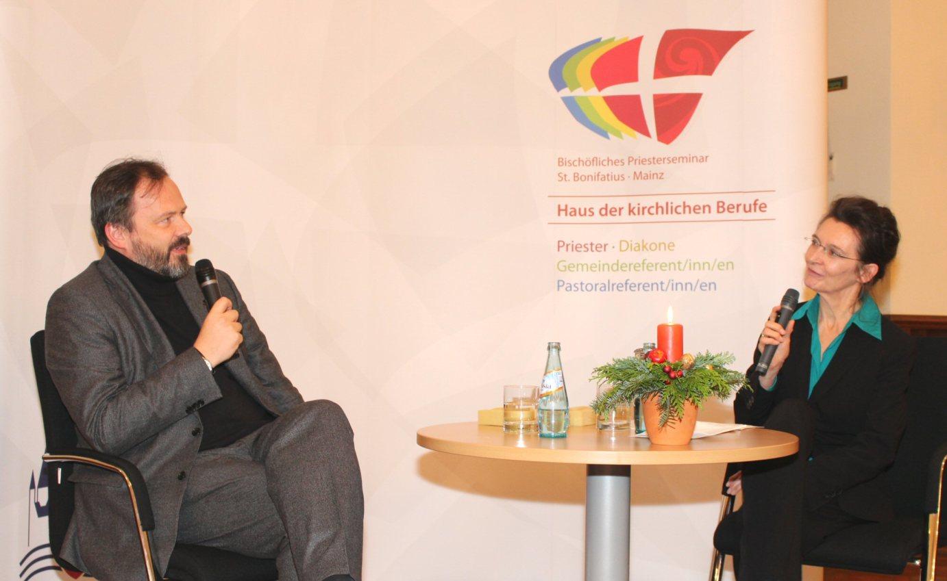 Mainz, 8. Dezember 2014: Pater Bernd Hagenkord (links) im Gespräch mit Karin Röder beim Festtag des Mainzer Priesterseminars. (c) Bistum Mainz / Blum