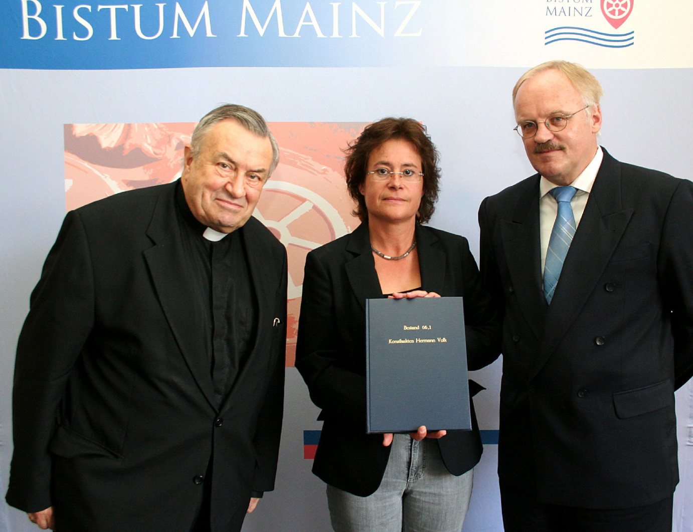 Mainz, 5.10.2010: Dr. Hermann-Josef Braun und Gisela Manstein (v.r.) überreichten Kardinal Karl Lehmann das Findbuch zu den Konzilsakten von Kardinal Hermann Volk. (c) Bistum Mainz / Matschak