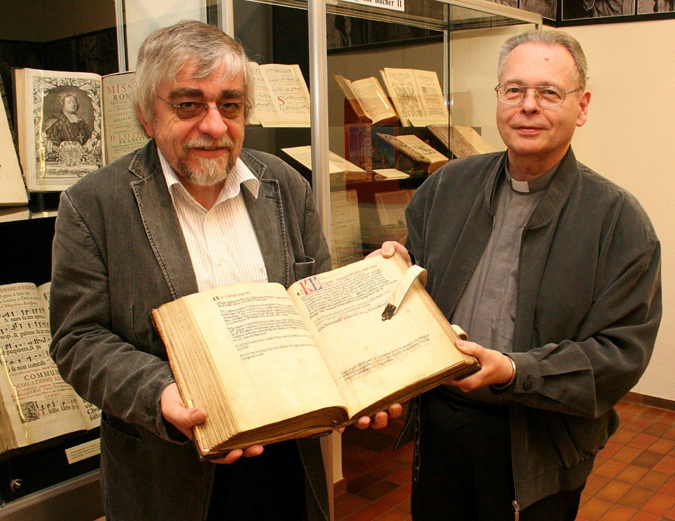 Mainz, 7.9.2009: Dr. Joachim Glatz (l.) und Dr. Helmut Hinkel präsentieren in der Ausstellung 