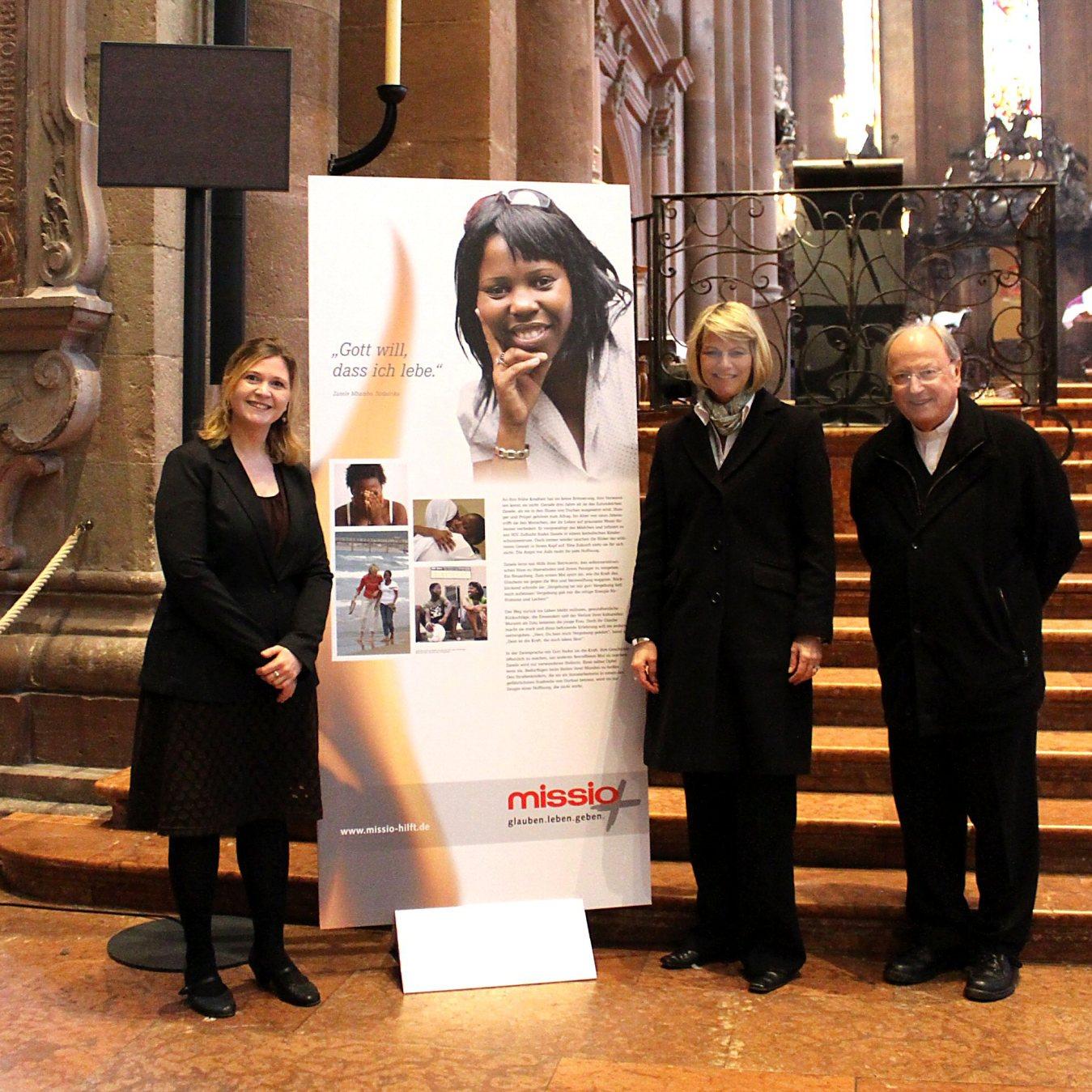 Mainz, 3.3.2013: Gundula Gause (2.v.r.) stellte mit Stefanie Völkl und Domdekan Heinz Heckwolf die Ausstellung 