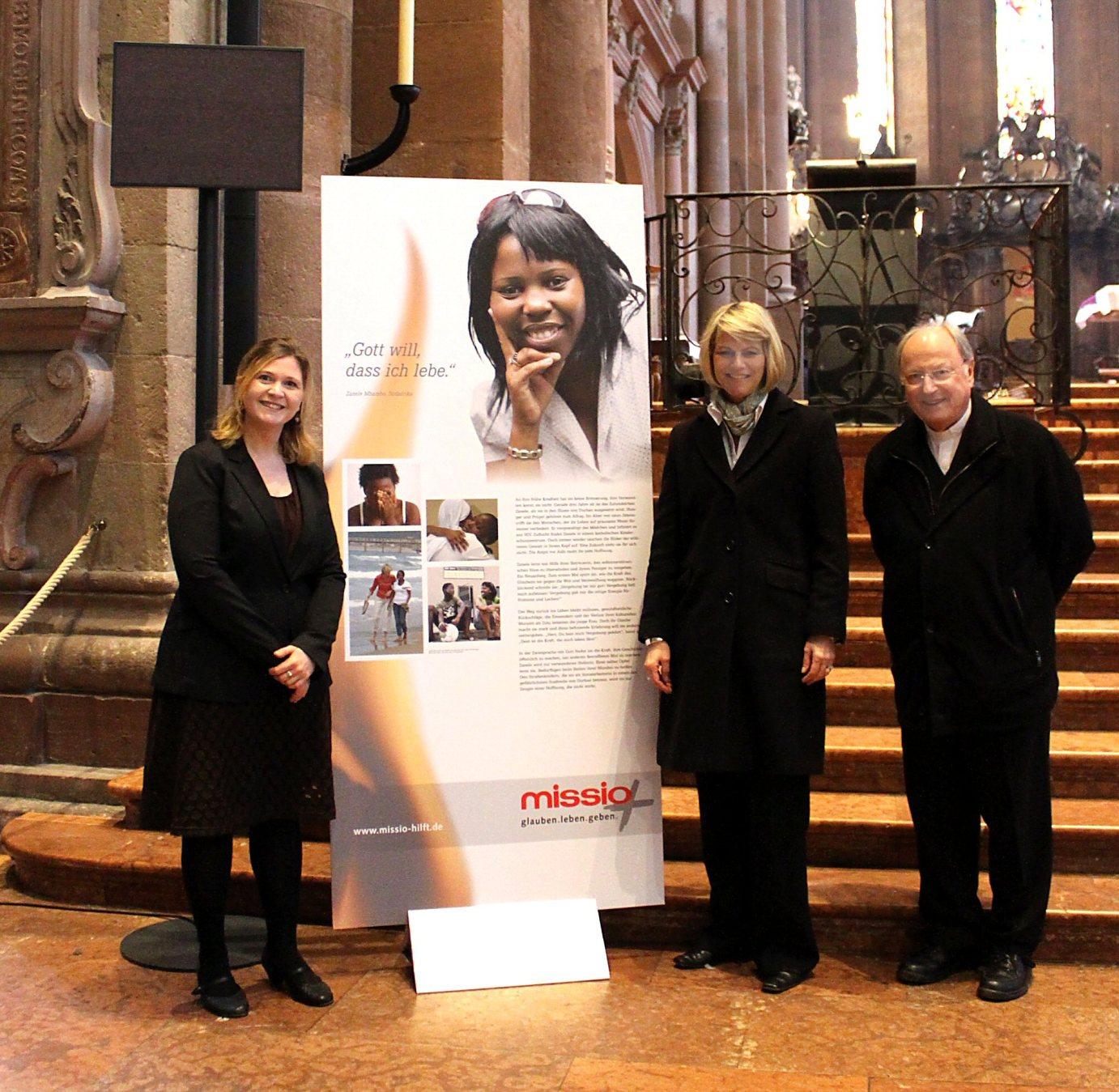 Mainz, 3.3.2013: Gundula Gause (2.v.r.) stellte mit Stefanie Völkl und Domdekan Heinz Heckwolf die Ausstellung 