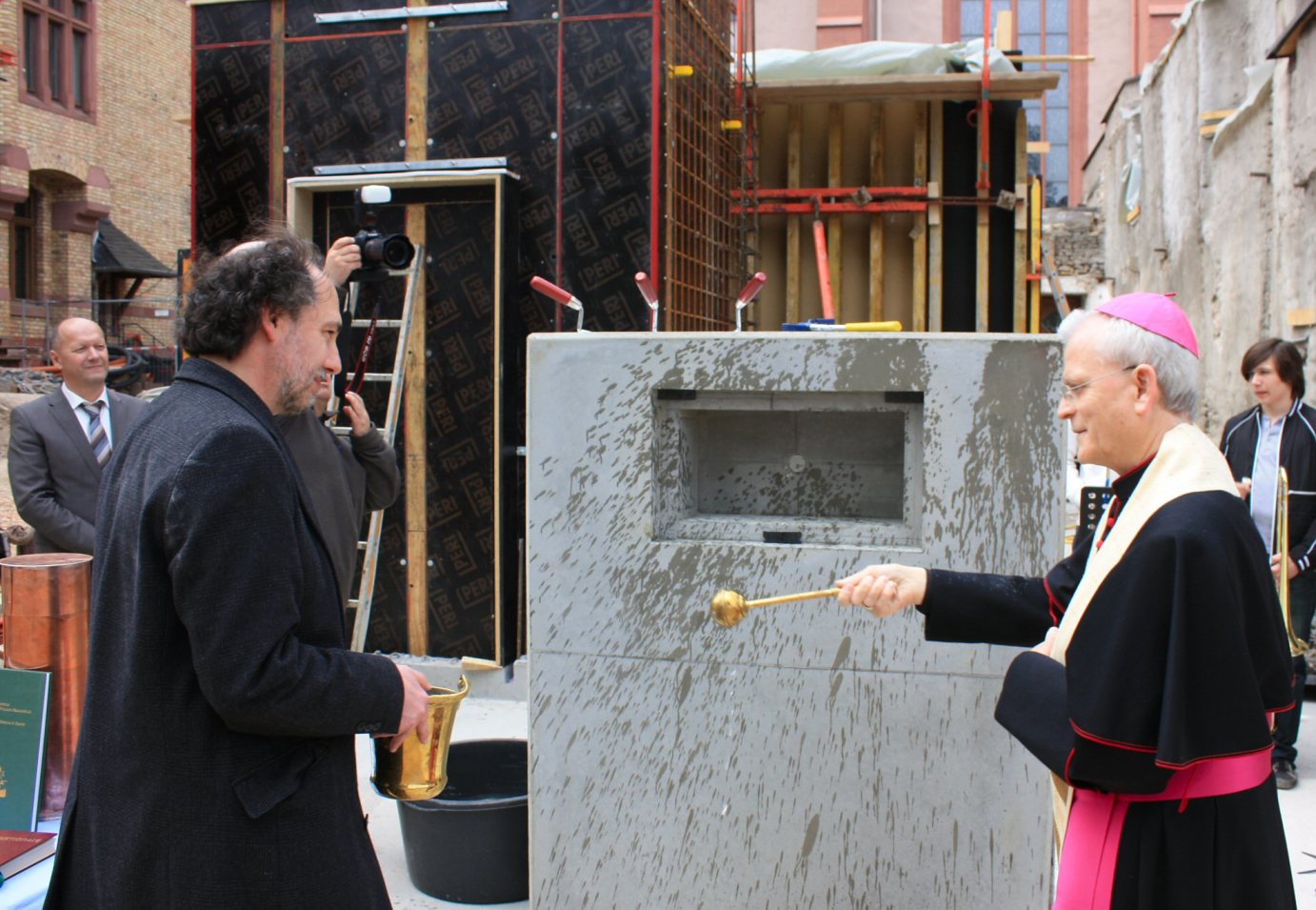 Mainz, 21. April 2010: Grundsteinlegung für den Ganztagsbereich des Willigis-Gymnasiums und das neue Pfarrheim von St. Stephan durch Weihbischof Werner Guballa (rechts) und Pfarrer Stefan Schäfer; ganz links, Schulleiter Roman Riedel. (c) Bistum Mainz / Blum