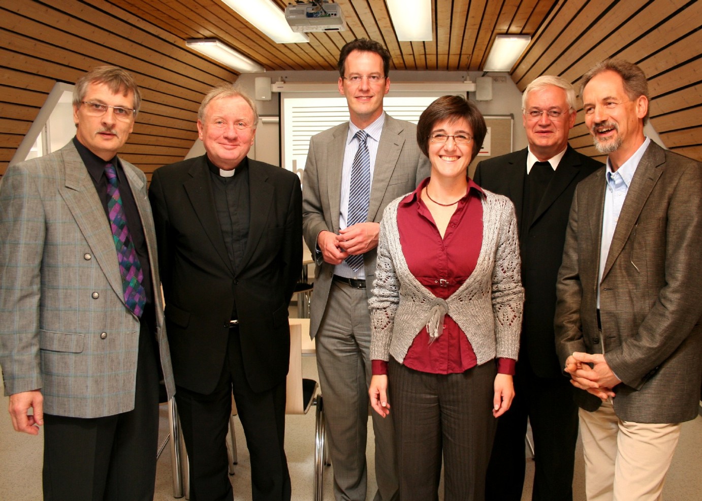 Mainz, 8.9.2009: Einweihung des sanierten Konferenzraumes des katholischen Bildungswerkes mit (v.l.) Dr. Hartmut Heidenreich, Generalvikar Dietmar Giebelmann, Staatssekretär Michael Ebling, Dr. Bernadette Schwarz-Boenneke, Studienleiterin beim Erbacher Hof, Prälat Jürgen Nabbefeld, Dezernent für Weiterbildung, und Johannes Kohl, Leiter des Bildungswerks Mainz-Stadt (c) Bistum Mainz / Matschak