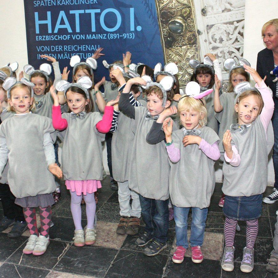 Mainz, 15. Mai 2013: Kinder sind in der Hatto-Ausstellung herzlich willkommen: Die „Maxis“ aus dem katholischen Kindergarten in Bodenheim waren in Mäusekostümen in der Ausstellung unterwegs und hatten den anwesenden Journalisten zum Auftakt ihr Mäuselied präsentiert.