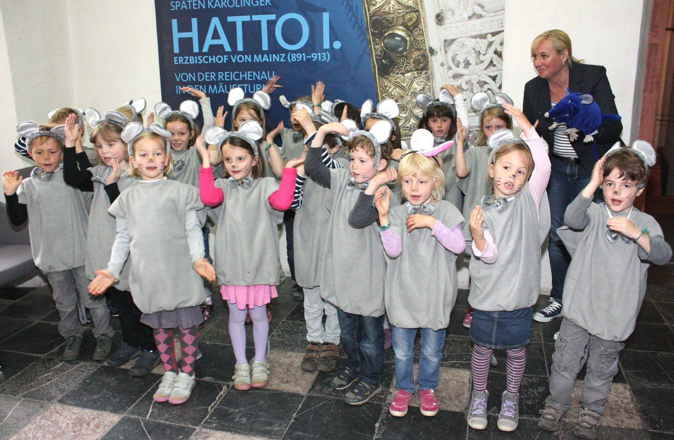 Mainz, 15. Mai 2013: Kinder sind in der Hatto-Ausstellung herzlich willkommen: Die „Maxis“ aus dem katholischen Kindergarten in Bodenheim waren in Mäusekostümen in der Ausstellung unterwegs und hatten den anwesenden Journalisten zum Auftakt ihr Mäuselied präsentiert.