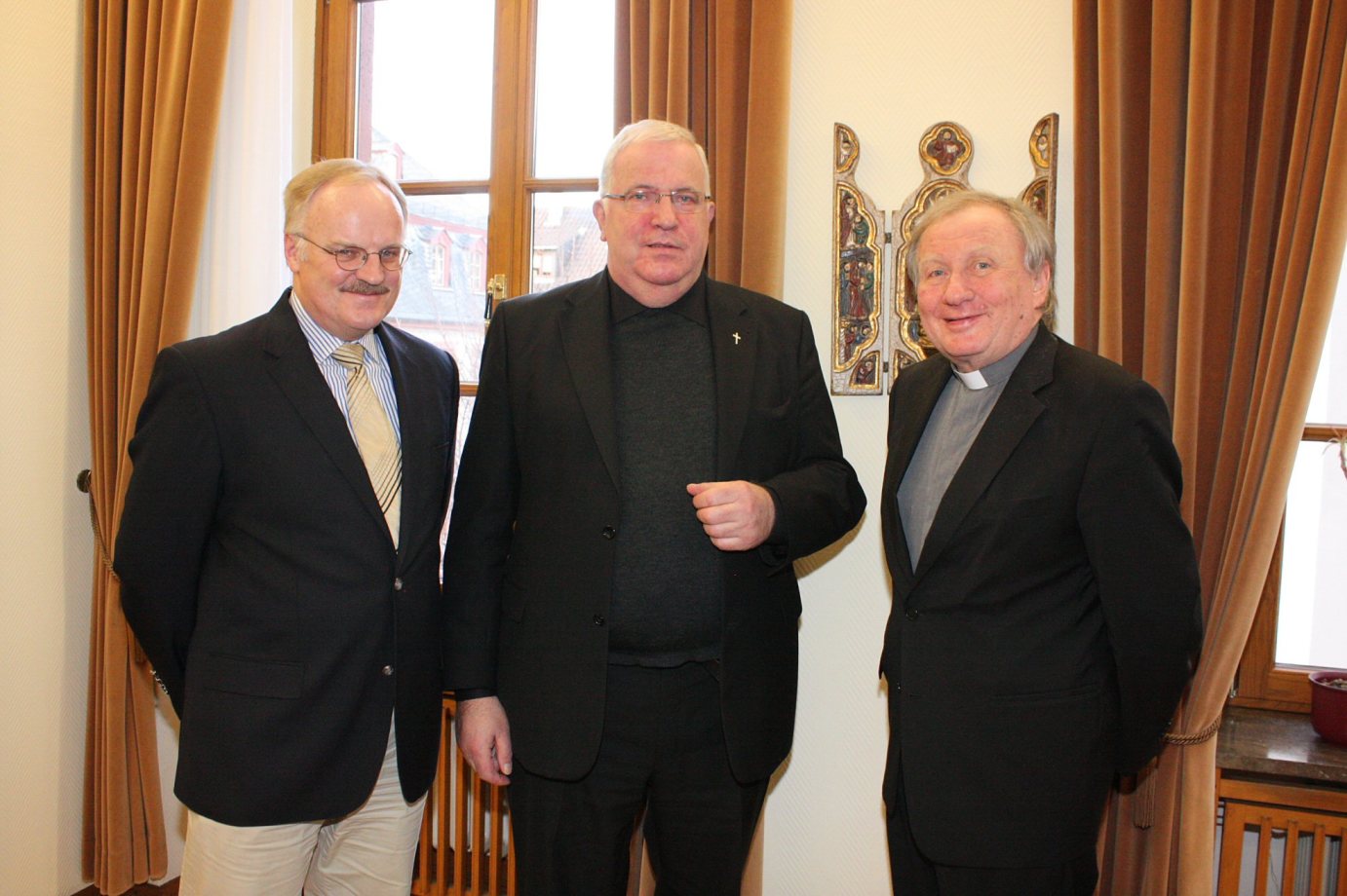 Mainz, 11.1.2012: Der Wormser Dompropst Engelbert Prieß stellte Generalvikar Dietmar Giebelmann (r.) und Dr. Hermann-Josef Braun (l.), Leiter des Dom- und Diözesanarchivs, das neue Findbuch des Wormser Domarchives vor. (c) Bistum Mainz / Blum