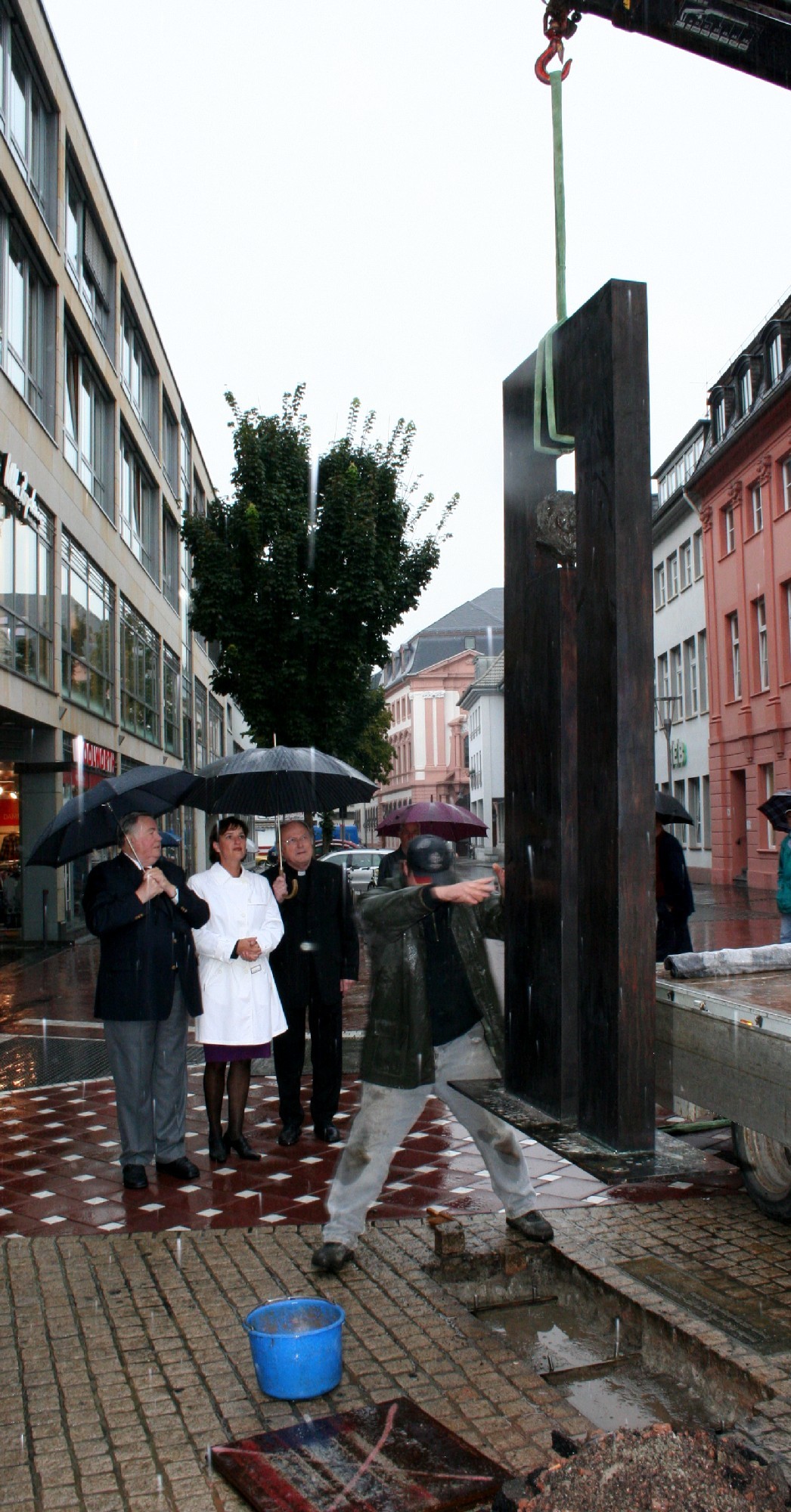Mainz, 8.9.2010: Im Beisein von Domdekan Heinz Heckwolf, Kulturdezernenten Marianne Grosse und Anton Issel wird die Kardinal Volk-Stele wieder aufgestellt. (c) Bistum Mainz / Matschak