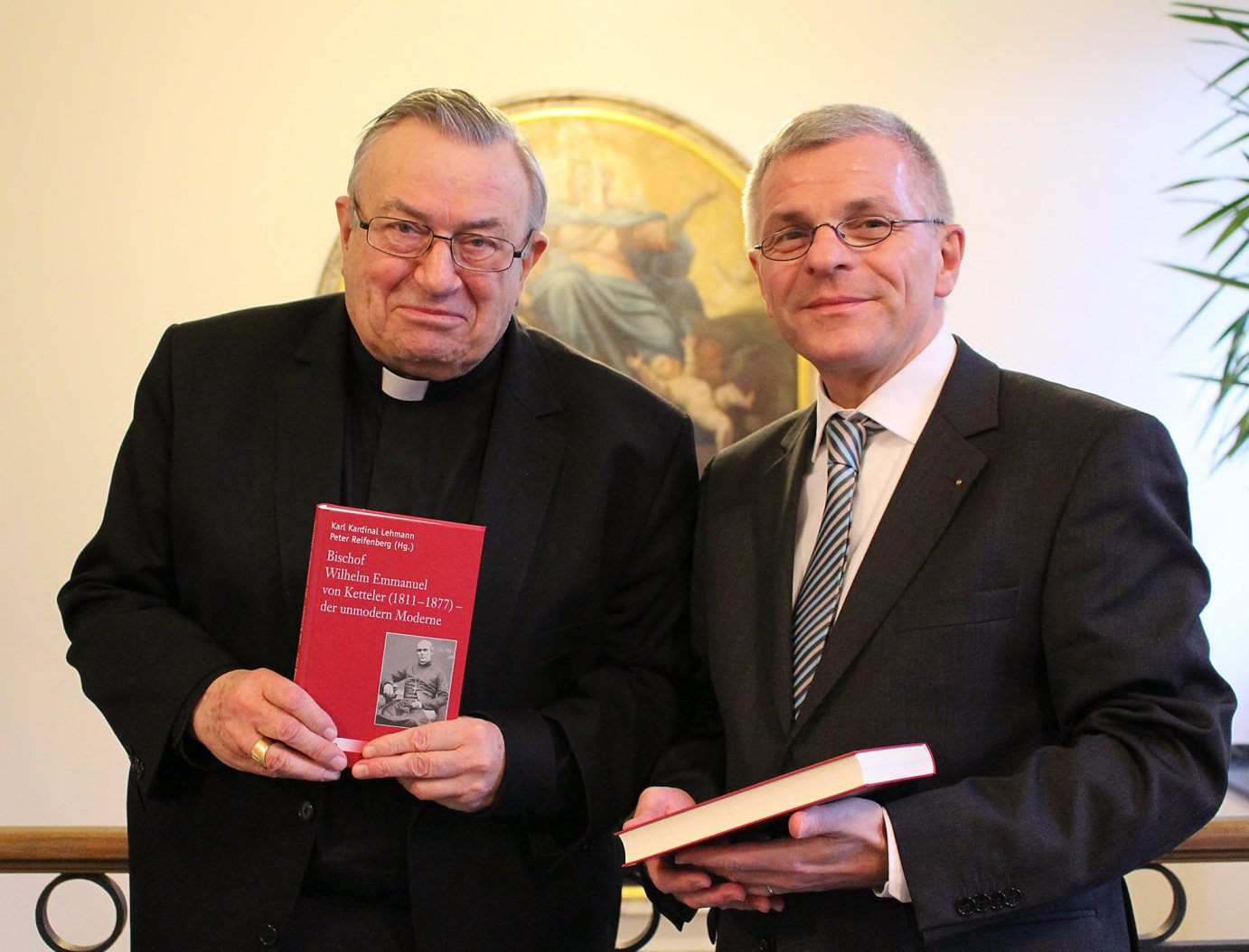 Mainz, 21. Januar 2014: Kardinal Karl Lehmann und Professor Dr. Peter Reifenberg (rechts) präsentierten das neu erschienene Buch zu Bischof Ketteler. (c) Bistum Mainz / Blum